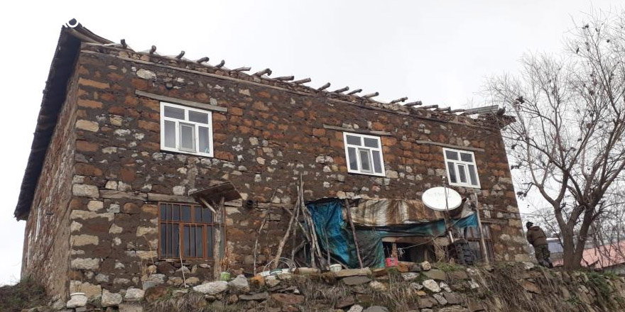 Şiddetli fırtına çatıları uçurdu, evin duvarını yıktı