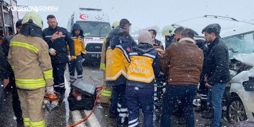 Mardin'de iki araç kafa kafaya çarpıştı: 3 ölü, 8 yaralı