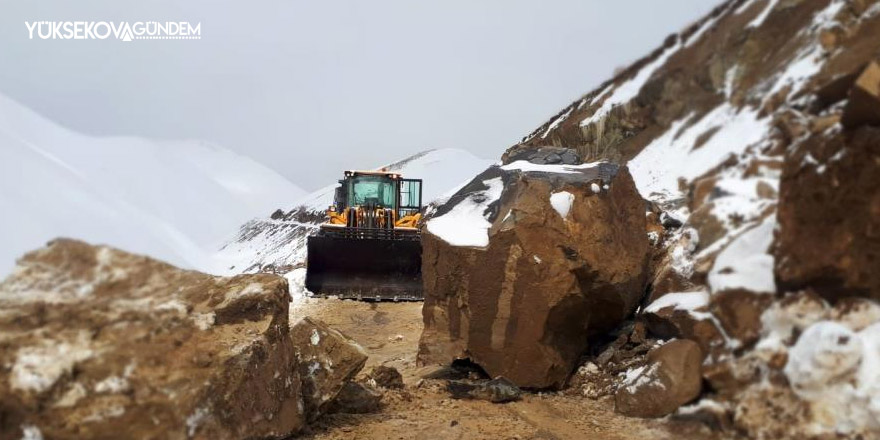 Yüksekova’da düşen kaya parçaları yolu kapattı