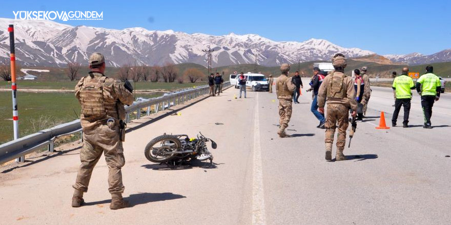 Yüksekova'da Kamyonetle motosiklet çarpıştı: 1 ölü, 1 yaralı