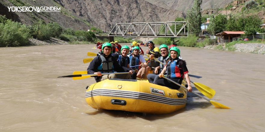 Vali Akbıyık Zap Suyu’nda rafting yaptı