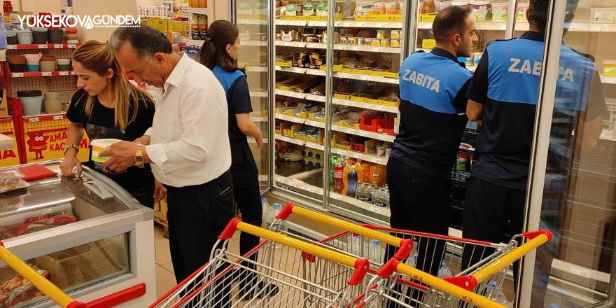 Hakkari zabıtası tarihi geçmiş ürünleri imha etti