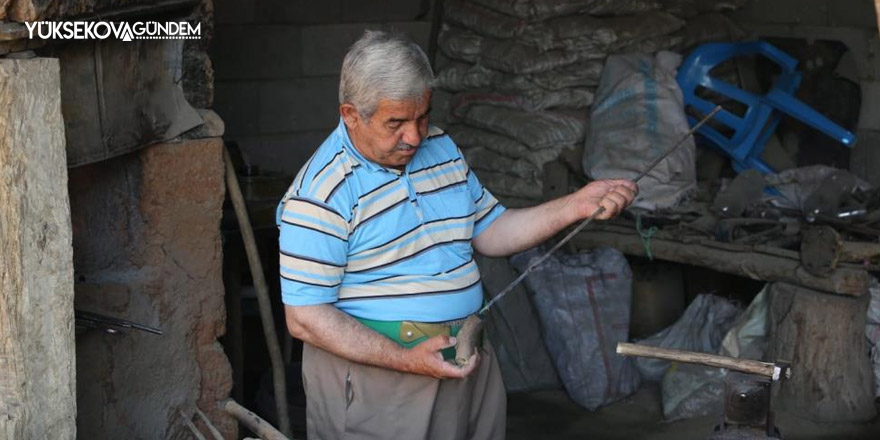 Sınırda 60 yıldır demir döverek geçimini sağlıyor