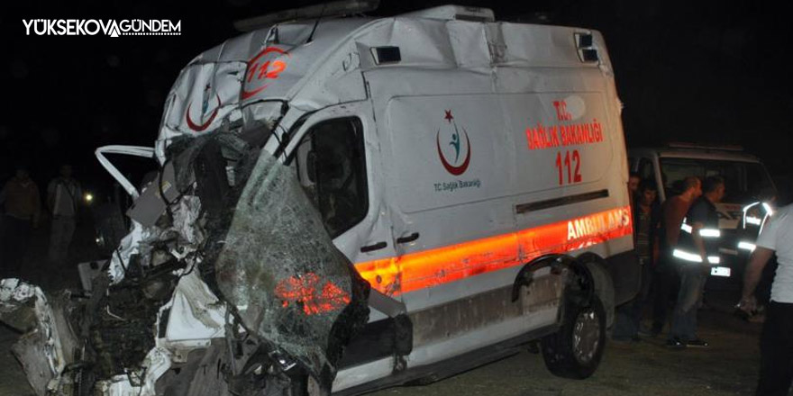 Ambulans traktöre çarptı: 5 yaralı