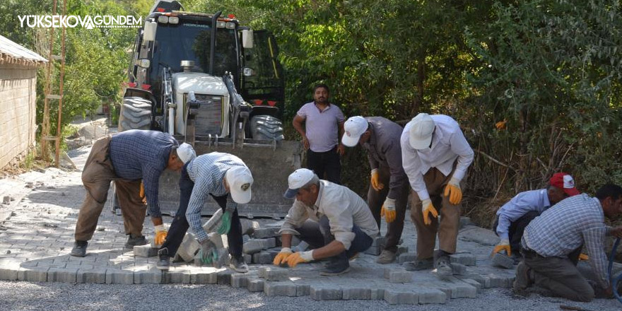 İşçilerin sıcak havada zorlu mesaisi