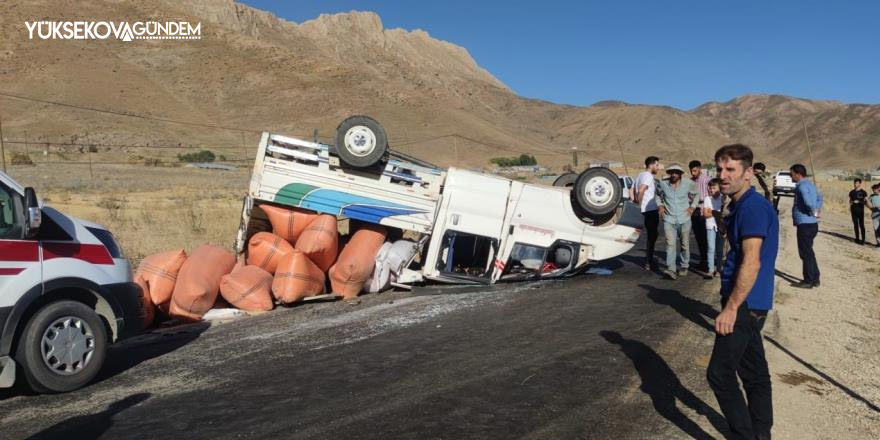 Ot yüklü kamyonet yan yattı: 5 yaralı