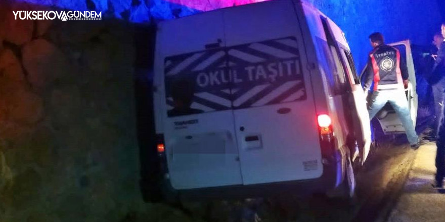 Yüksekova’da minibüs istinat duvarına çarptı: 1 ölü