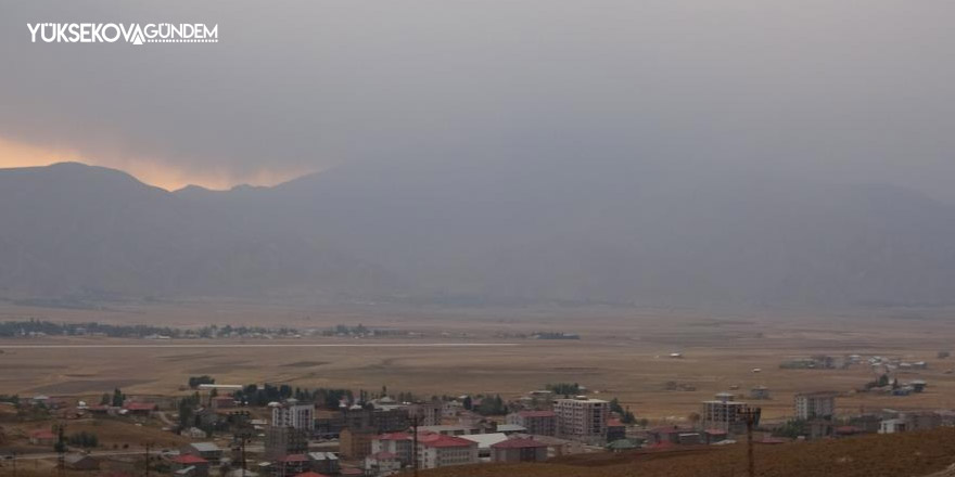 Yüksekova’da dağlar toz bulutunda kayboldu