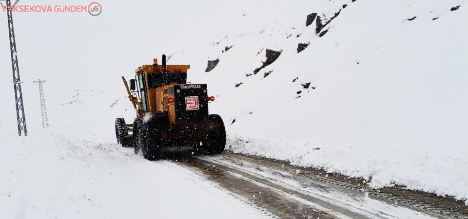 Hakkari'de kapanan 10 yerleşim yolunda karla mücadele çalışması