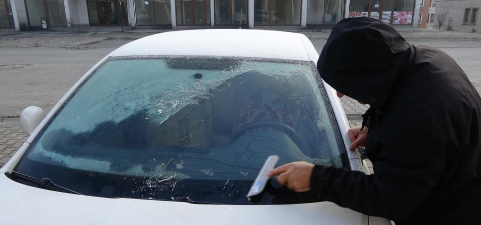 Yüksekova’da araçlar buz tuttu