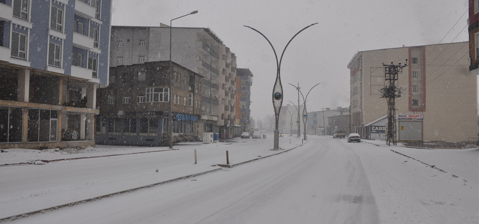 Yüksekova'da Sıcak Havalar yerini kar yağışına bıraktı