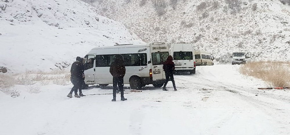 Yüksekova-Şemdinli Karayolunda Araçlar Mahsur Kaldı