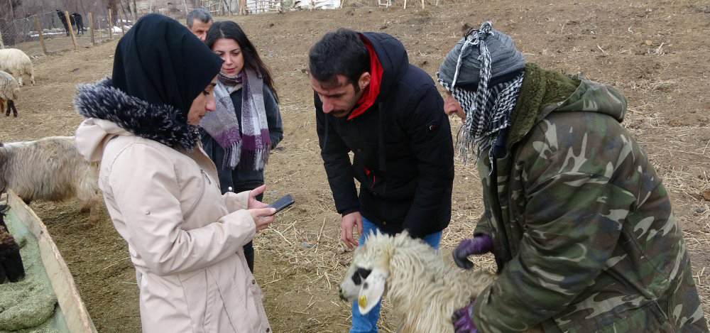 "Tarım Cebimde" uygulaması Hakkında Yüksekovalı Çiftçiler Bilgilendirildi