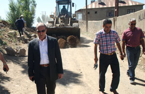 Yüksekova'da yol çalışmaları sürüyor