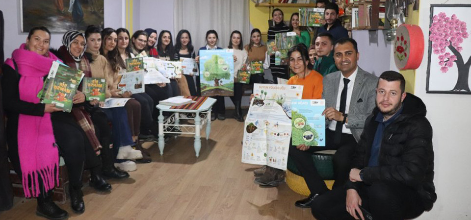 Yüksekova'da Gönüllü Öğretmenler Öğrencilere Tema Doğa Eğitimi Veriyor