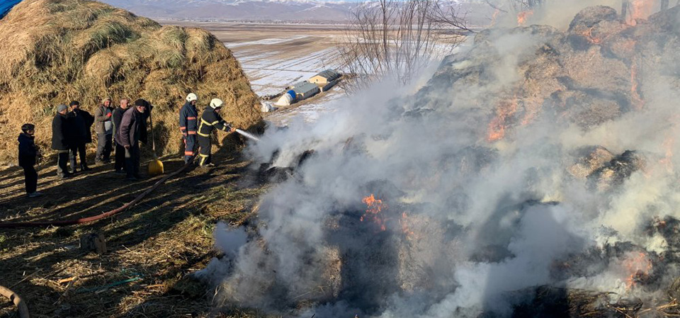 Yüksekova'da Meydana Gelen Yangın'da 4 Bin Bağ Ot yandı