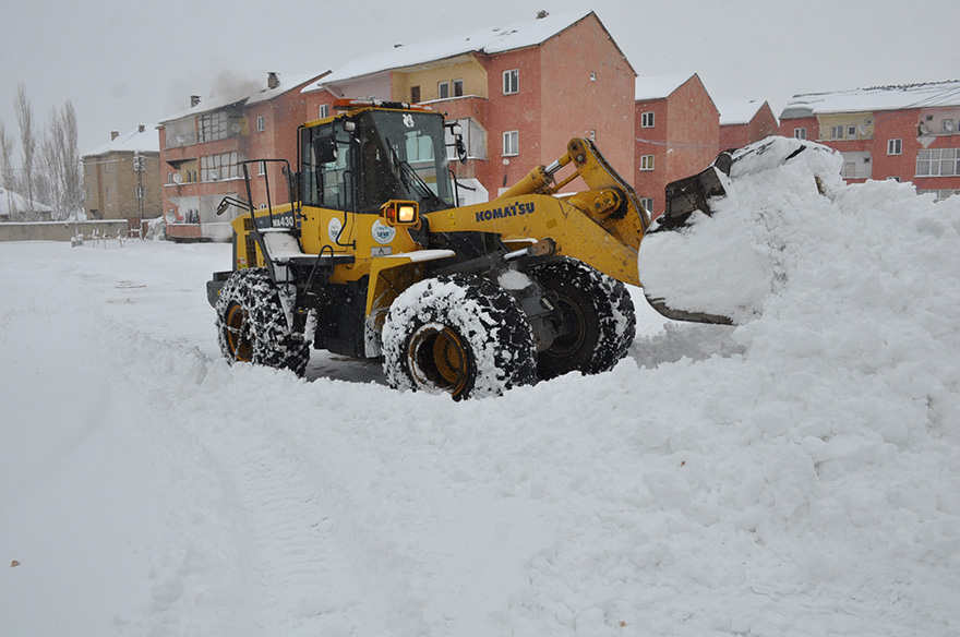 Yüksekova Belediyesi Yolları Kardan Temizliyor