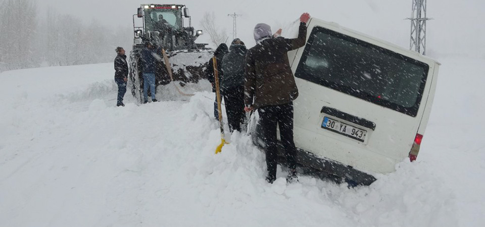 Yüksekova'da Kar Yağışı Nedeniyle mahsur kalan vatandaşlar kurtarıldı