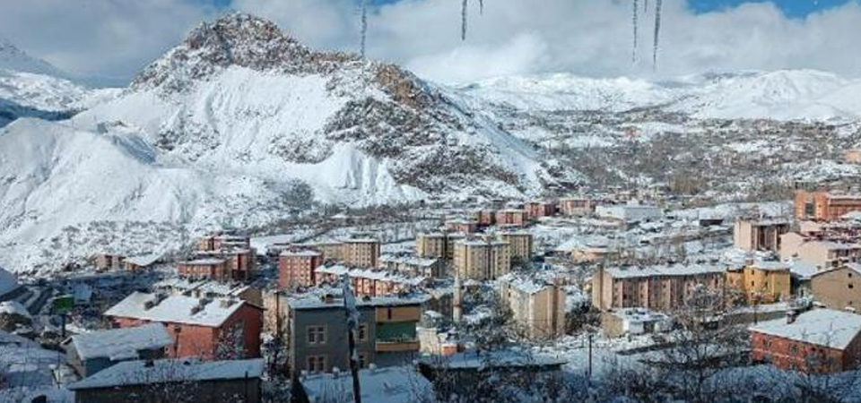 Hakkari'de kar yağışı; 240 yerleşim yerine ulaşım yok