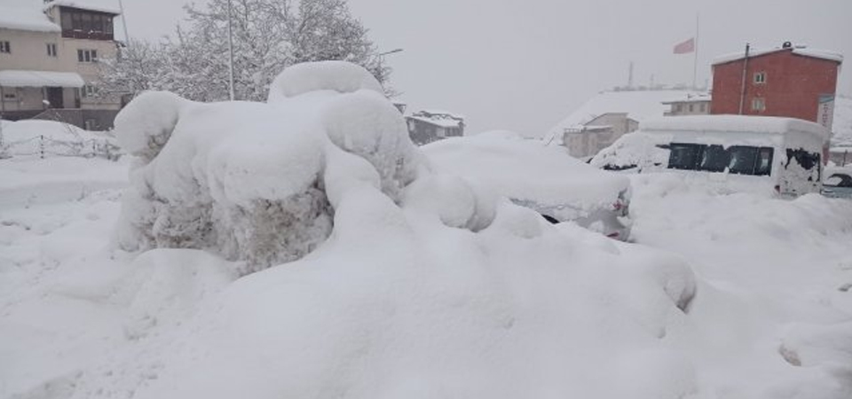 Hakkari'de 100 köy ve 194 mezra yolu kapandı