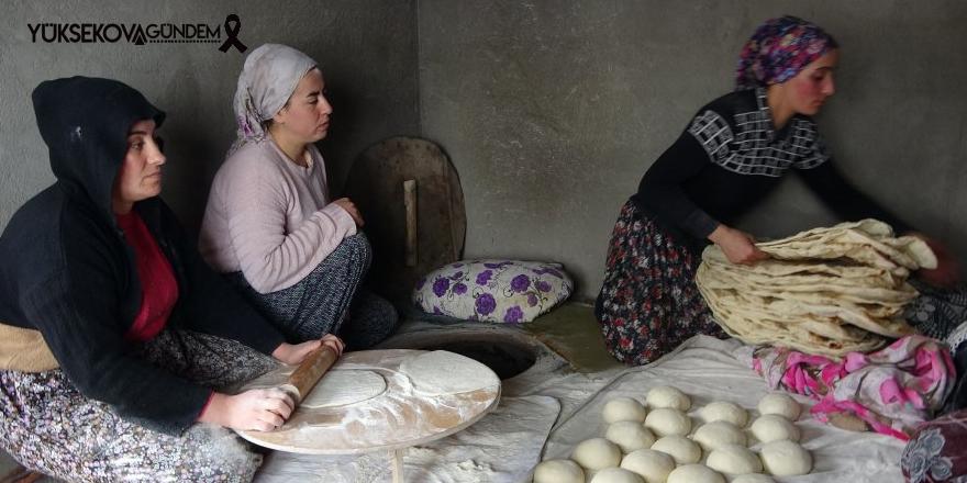 Yüksekovalı kadınlar depremzedeler için ekmek pişirdi