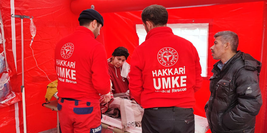 Hakkari UMKE ekibi Kahramanmaraş'ta sahra hastanesi kurdu