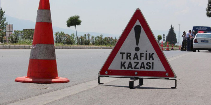 Yardım götüren Yüksekovalı gençler trafik kazası geçirdi