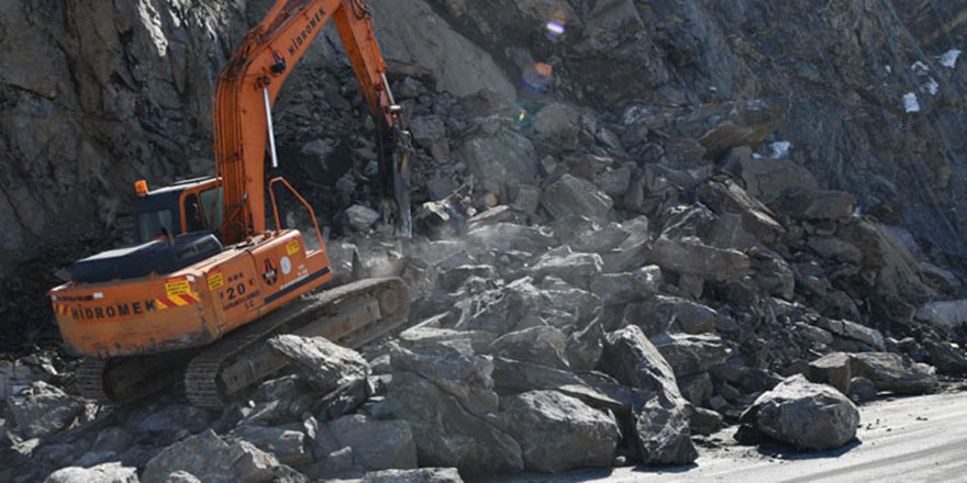 Van Hakkari karayolunda tehdit oluşturan kaya parçaları alınıyor