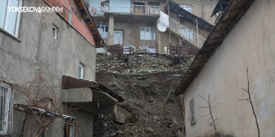 Hakkari'de toprak kayması:3 ev tahliye edildi
