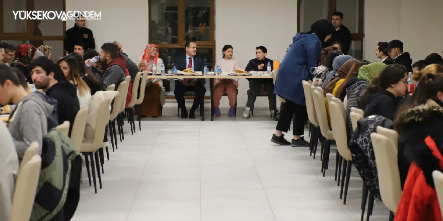 Vali Akbıyık, depremzedelerle iftar açtı