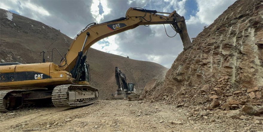 Hakkari'de yol bakım ve onarım çalışmaları yapılıyor