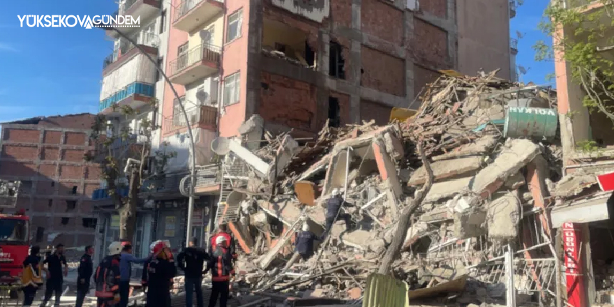 Malatya'da hasarlı 6 katlı bina çöktü
