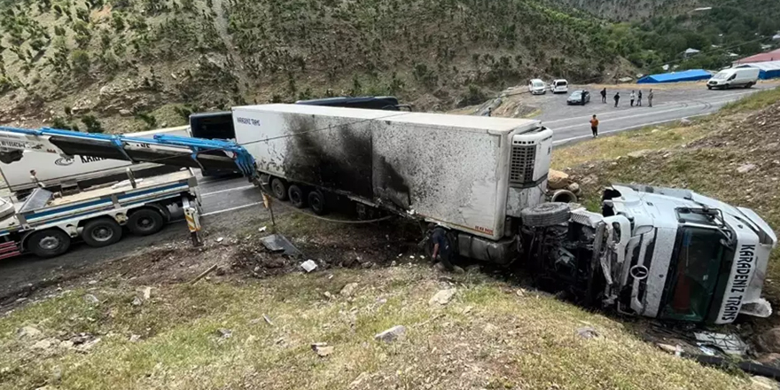 Hakkari-Şırnak Karayolunda TIR devrildi