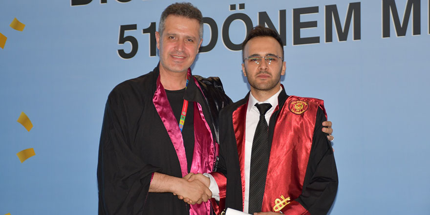 Yüksekova'ya Gönülden bağlı Prof. Dr. Sabahattin Ertuğrul Yüksekovalı öğrencisinin diplomasını mutlulukla verdi