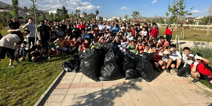 Yüksekovalı 200 sporcu çevre temizliği yaptı