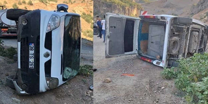 Çukurca'da Virajı alamayan minibüs kaza yaptı