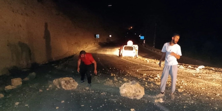 Dağdan kopan kaya parçaları yola düştü