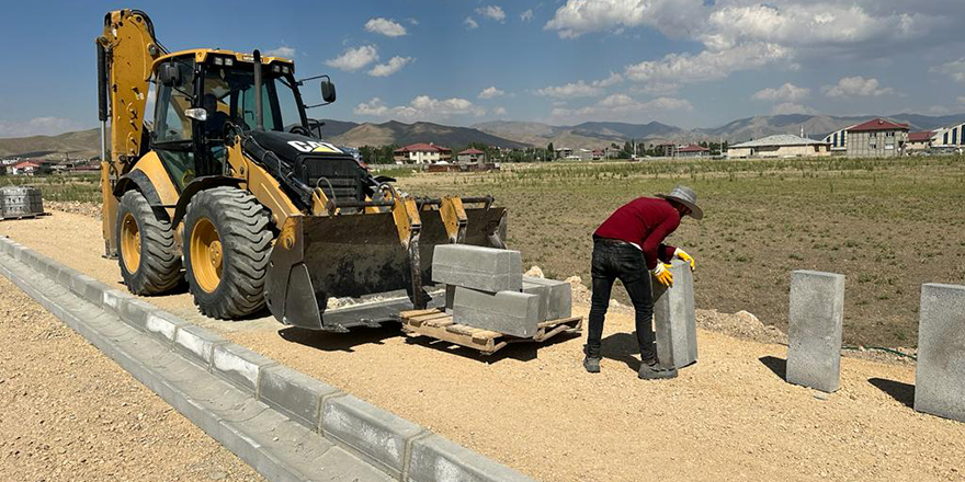 Yüksekova Belediyesi yol ve kaldırım çalışması yürütüyor