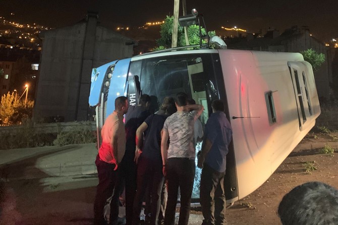 Hakkari’de Kontrolden çıkan halk otobüsü kaza yaptı