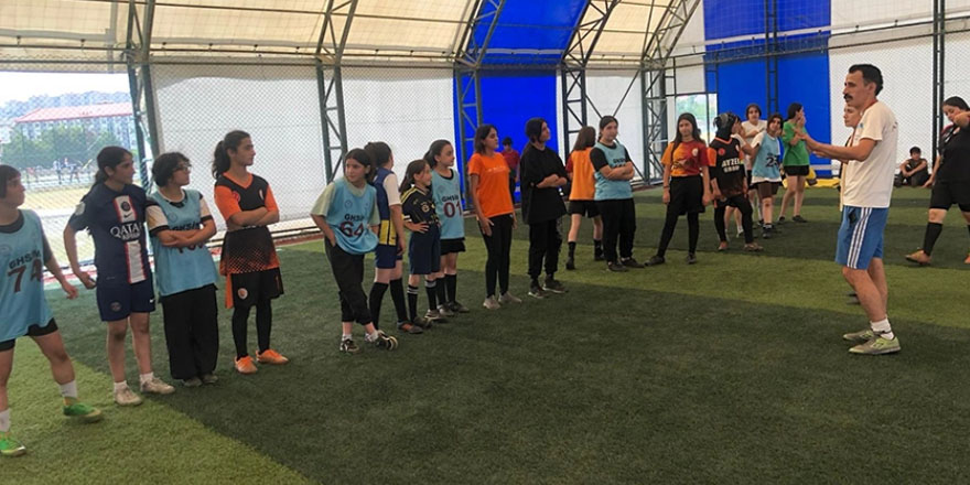 Yüksekova'da Kadın Futbolcular yetişiyor