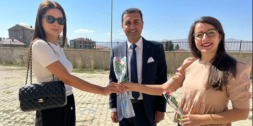 Yüksekova'ya atanan öğretmenleri güllerle karşıladılar