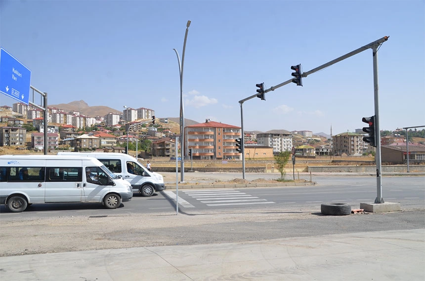 Yüksekova'da kazaların yaşandığı kavşağa trafik ışıkları bırakıldı