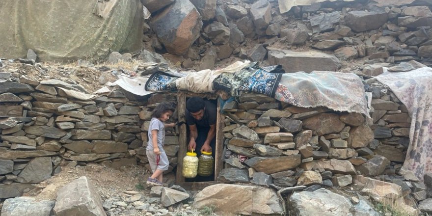 Doğal mağaraları Hakkari'de 'buzdolabı' olarak kullanıyorlar