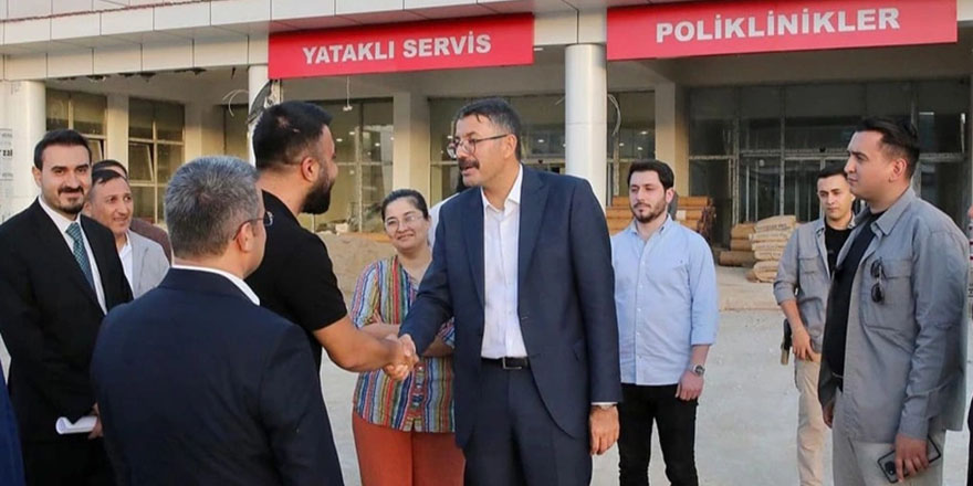 Vali Çelik, Yüksekova'da yapımı süren hastane inşaatını inceledi