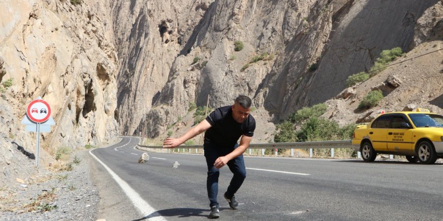 Hakkâri’deki yolda her an bir facia yaşanabilir