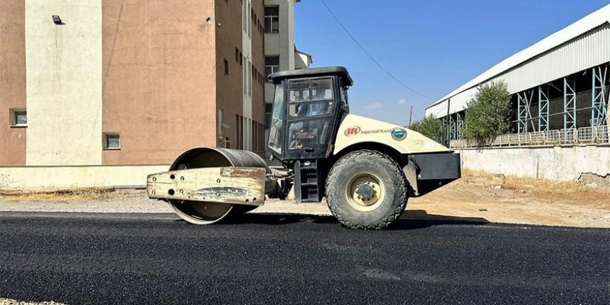 Yüksekova’da yolu toprak olan iki okulun yolları asfaltlandı