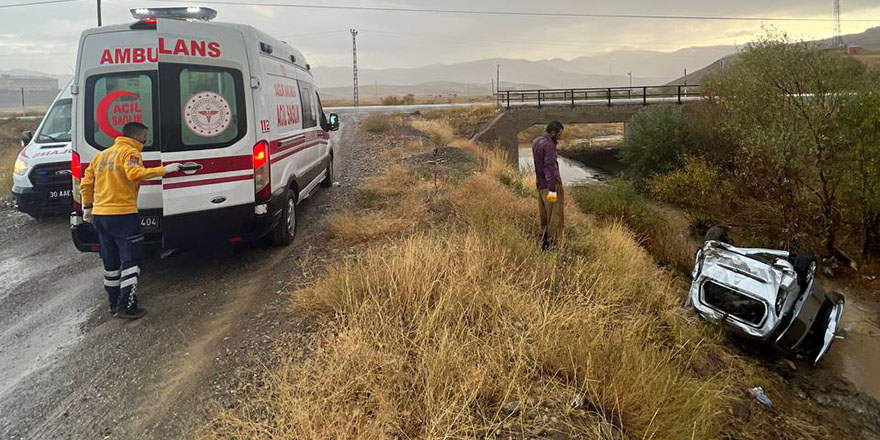 Yüksekova'da Trafik Kazası: 2 Yaralı