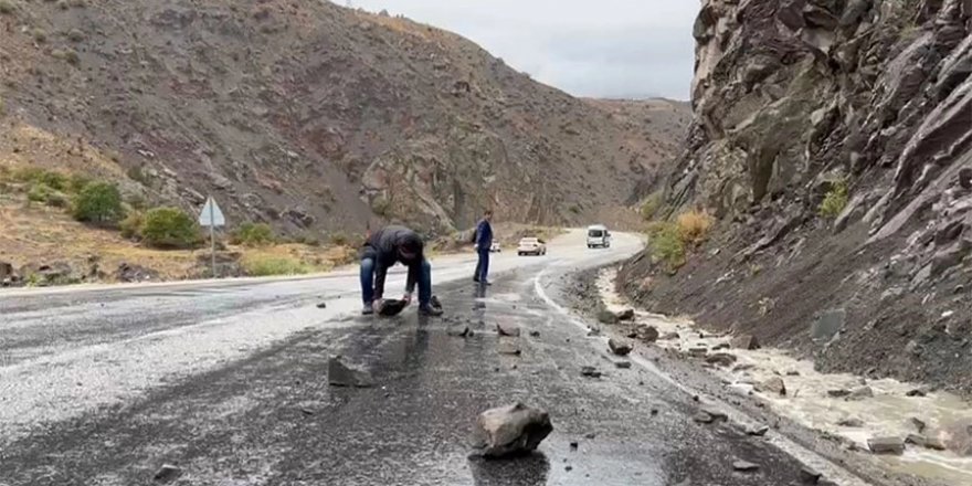 Yüksekova-Van karayoluna düşen taşlar tehlike saçıyor