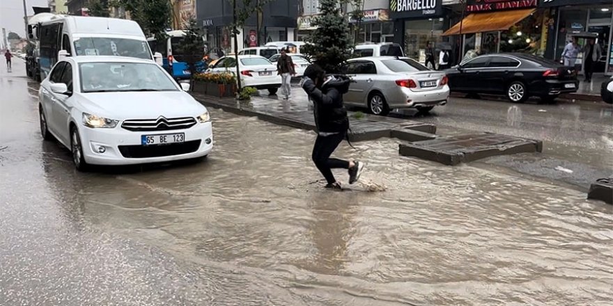 Yüksekova'da yağış sonrası caddeler göle döndü