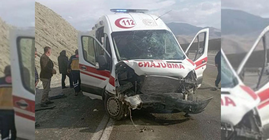 Hakkari'den Van'a Hasta taşıyan ambulans kaza yaptı: 4 yaralı
